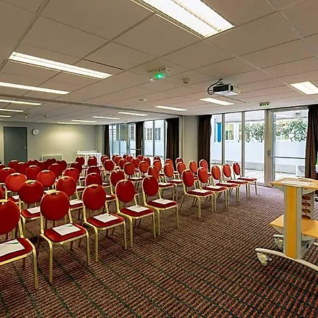 Western Ferrand Centre מלון 4*